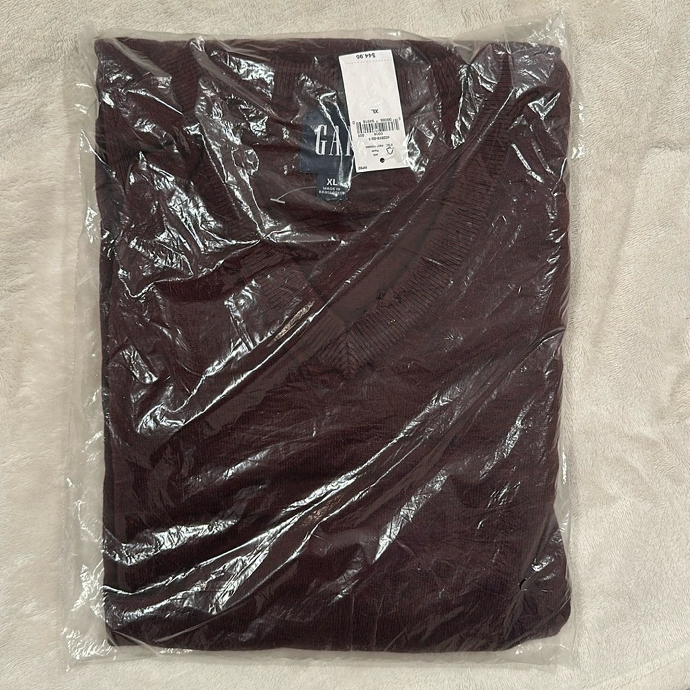 Men's NWT GAP XL maroon v-neck sweater.